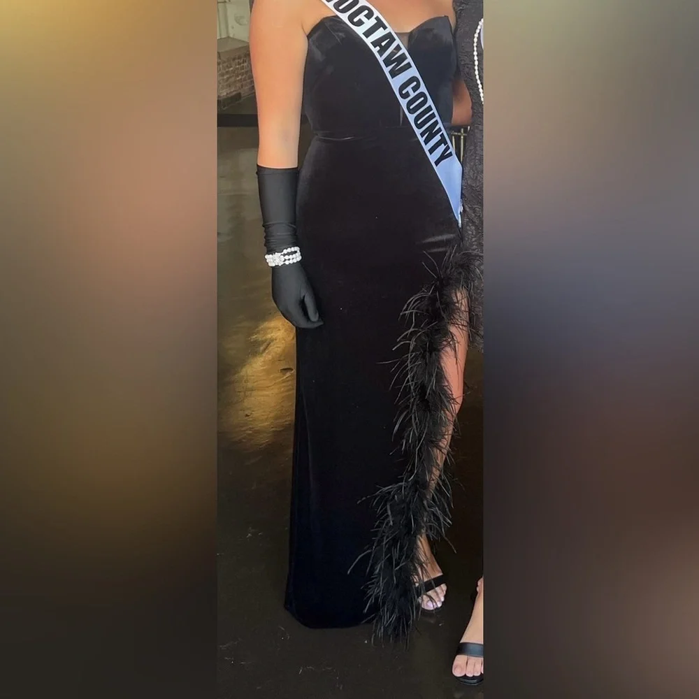 Elegant Black Velvet Dress with Feather Trim - Picture 2 of 2